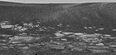 Layered rocks tantalise Mars scientists