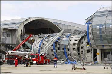 Innovative airport terminal collapses in Paris