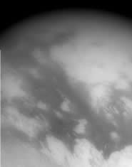 Streaks of surface material in the equatorial region of Titan