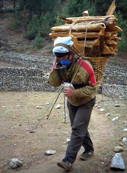 Nepalese porters hit the peak of efficiency