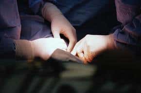 Under the knife, under hypnosis