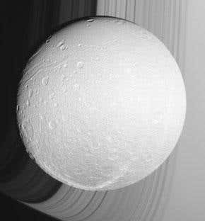 Towering ice cliffs seen on Saturn's moon