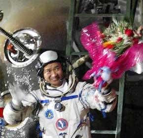 China's pair of spacemen land safely