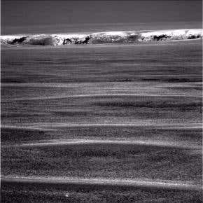 Mars rover nears rim of giant crater