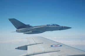 Aircraft swarm around single airborne controller