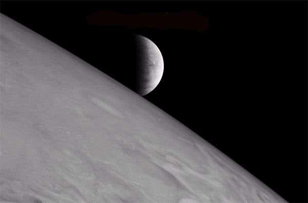 New Horizons caught Europa rising over Jupiter's horizon 