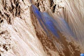 Landslides old and new found on Mars