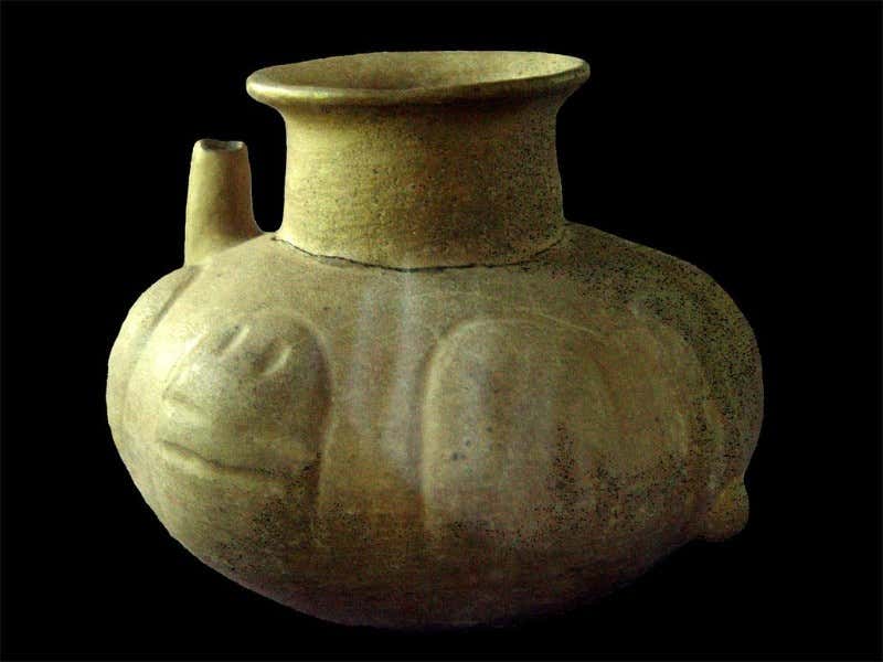 Pots with shorter, wider necks were used for making the frothed chocolate drink after 900 BC 