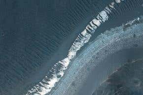 Mars crater's ancient lakes may have been habitable