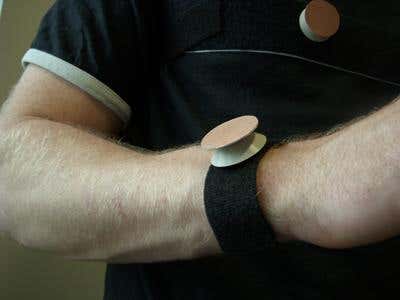 The antennas are small enough to be worn discreetly under clothes, and could be as thin as 1cm