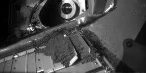 Phoenix team struggling to collect Martian soil