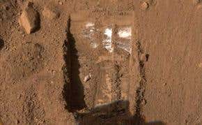 Mars lander may have found ice at polygon's edge