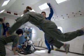 Gyroscopic space robot avoids negative reactions