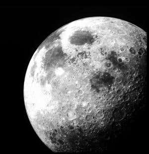 Rain of meteorites makes the moon hum