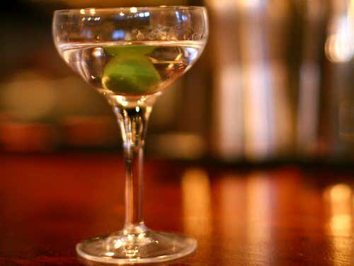 Superdry Martini: 55 millilitres gin, 15 millilitres dry vermouth, 3 microlitres of tannin essence, shaken with ice then strained into a glass and garnished with a green olive. The secret here is to add 150 microlitres of tannin essence to the bottle of vermouth; tannins have a