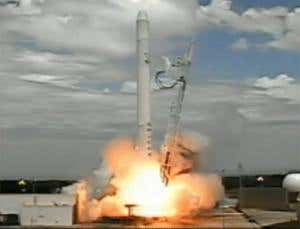 Space taxi reaches orbit in first flight test