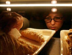 Overweight people sniff out food better, even after lunch