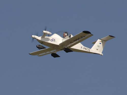 EADS' all-electric plane on its maiden voyage 