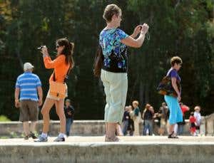 Online photo coincidences betray your friends