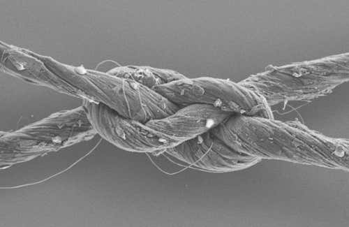 This scanning electron micrograph shows that carbon nanotube yarns containing 88 per cent silicon dioxide powder by weight are strong enough to be knotted