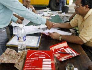 Paper patterns and smartphones foil forgers