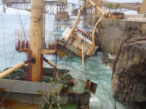 Oil spill on Christmas Island threatens red crabs