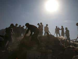 Twin Iranian earthquakes leave 300 dead