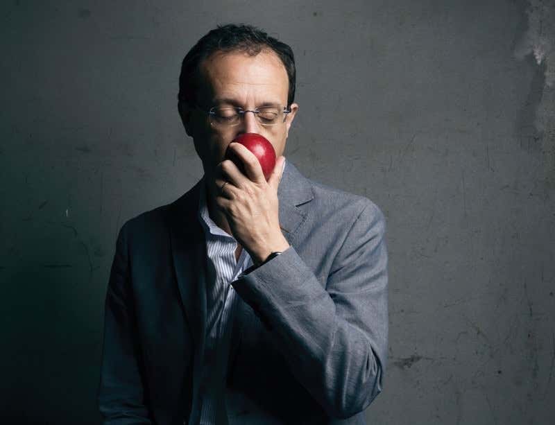 Paolo Gasparini eating an apple