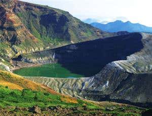 Tohoku megaquake shows big tremors make volcanoes sink