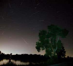 Firework view flaunts Perseid meteors' illusory origin