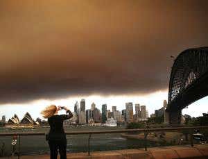 Huge smoke cloud turns day to night in Sydney harbour