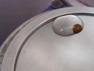 Skittering water droplets spin tiny sponges of gold