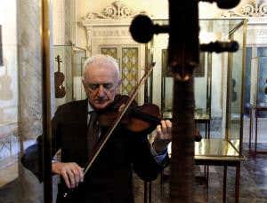 Pro violinists fail to spot Stradivarius in blind test