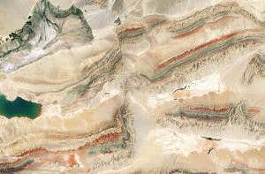 Colours of time smeared in mountain-sized tectonic rip