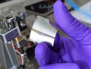 Colour-changing metal to yield thin, flexible displays