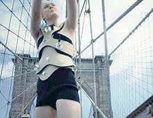 Human harp makes music by playing the Brooklyn Bridge