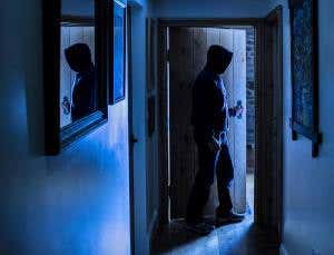 Surveillance box alerts you to break-in noise at home