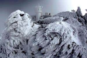 Record-breaking winds sculpt mountaintop ice