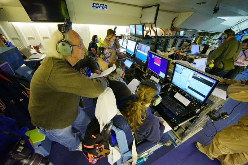 Chasing Pluto's shadow in a Boeing 747