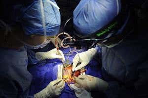 Surgical device repairs damaged still-beating heart with glue