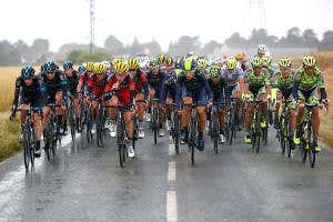 Slow cyclists gain advantage from schooling like fish