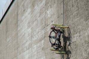 Nippy wheeled robot speeds straight up a wall without problems