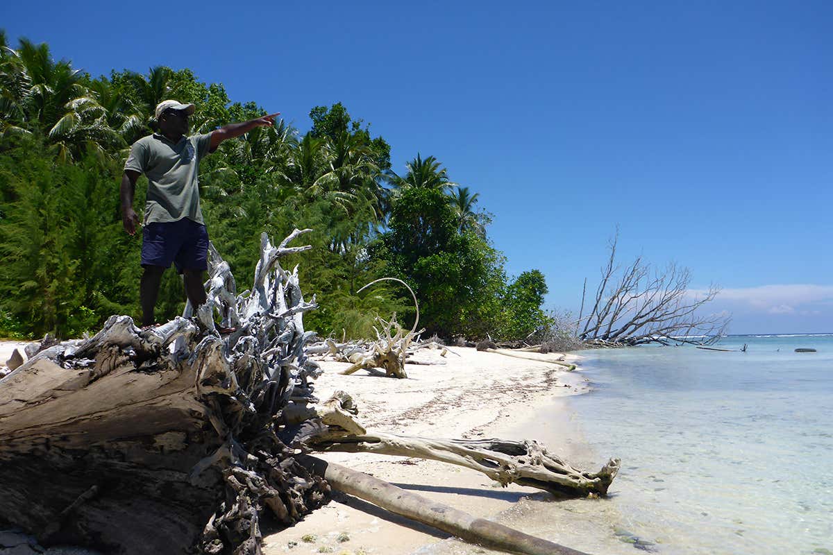 Man pointing at the blue sea