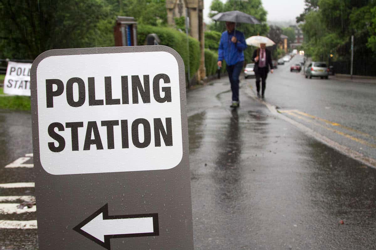 Stock Photo - Wimbledon London, UK. 23rd June, 2016. Voters arrive at a Polling station in Wimbledon to vote at the EU referendum on a wet soggy morning with rain downpours