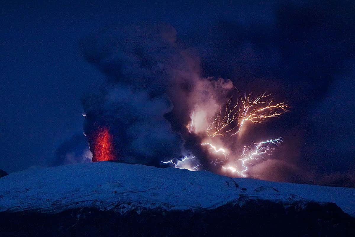 Fiery exoplanet may see a trillion lightning flashes in an hour