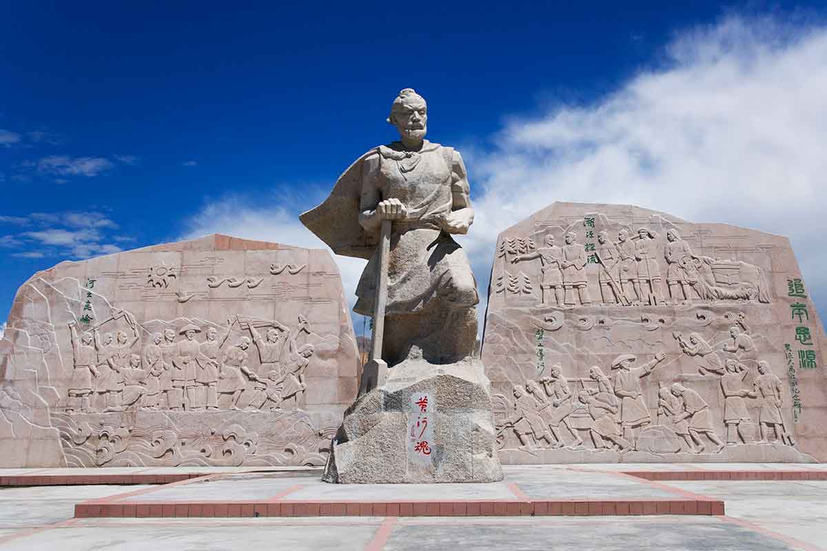 big impressive statue of Emperor Yu, in pale sandstone, with inscribed stones on each side
