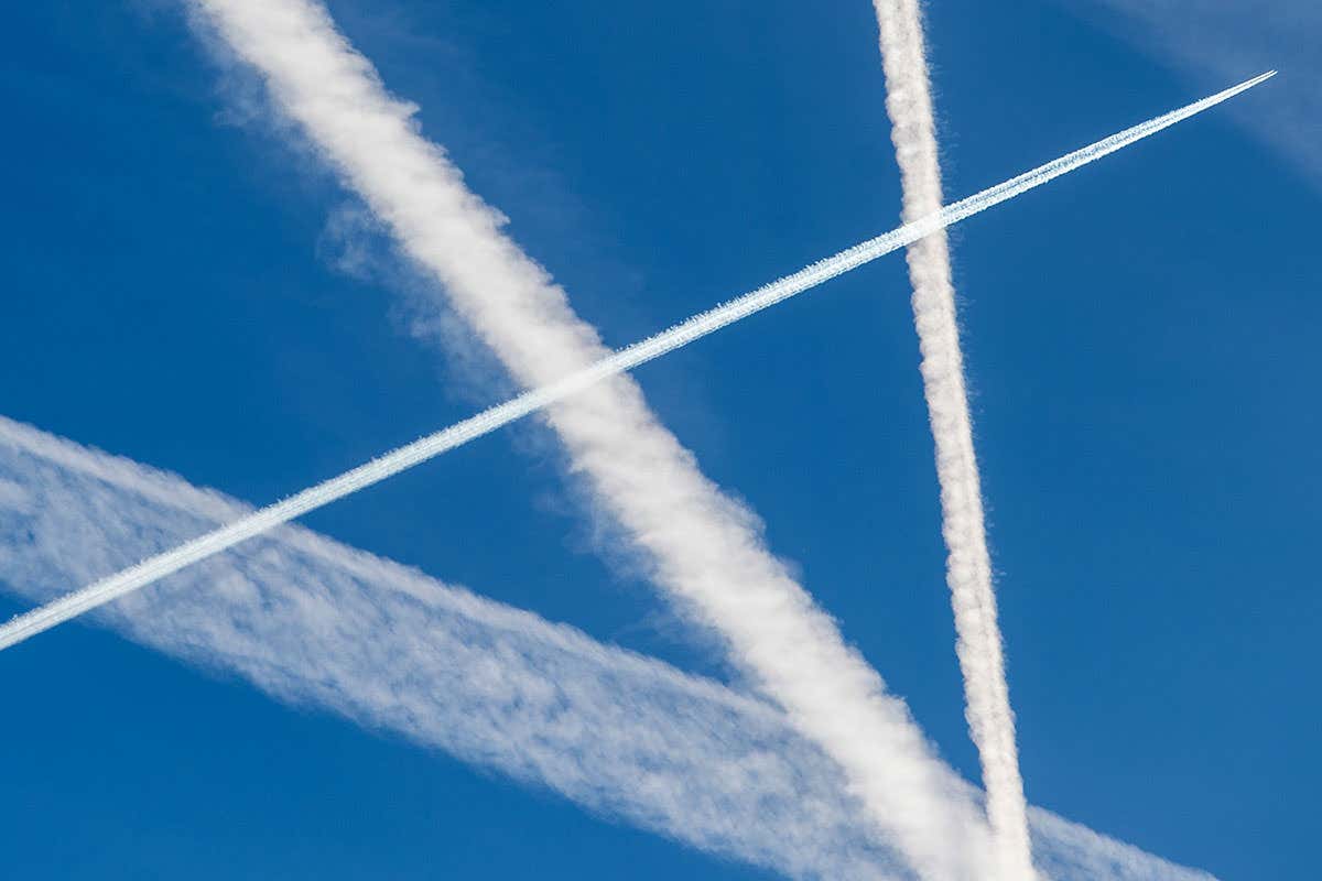 Contrails from planes