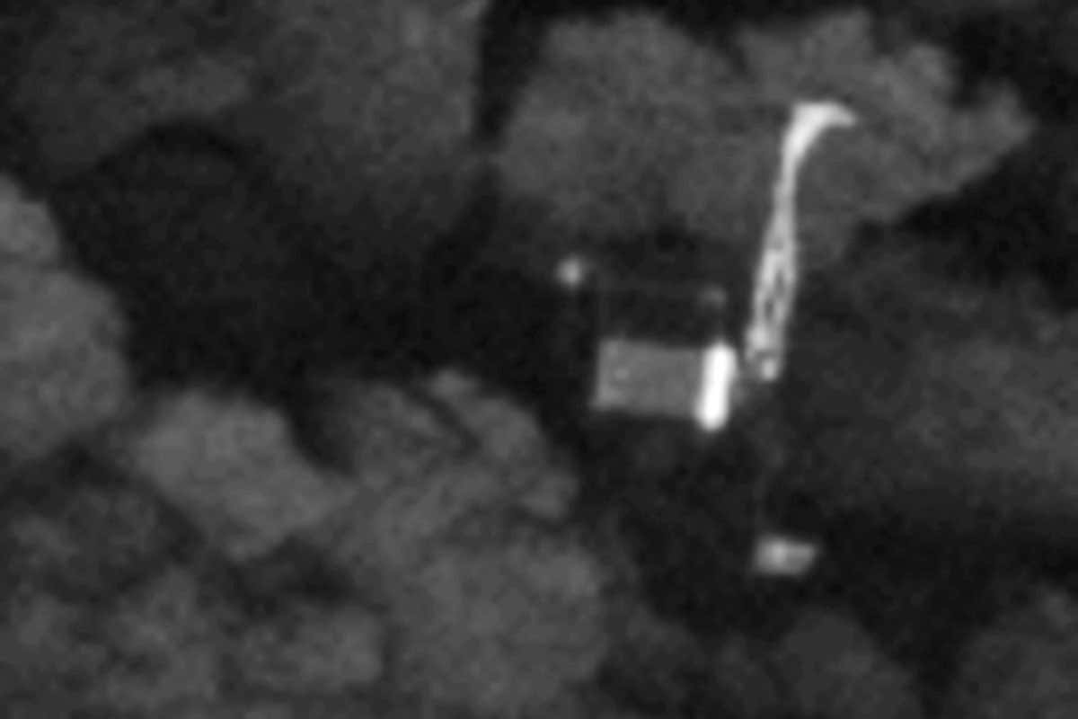 A close-up shows the lander's orientation