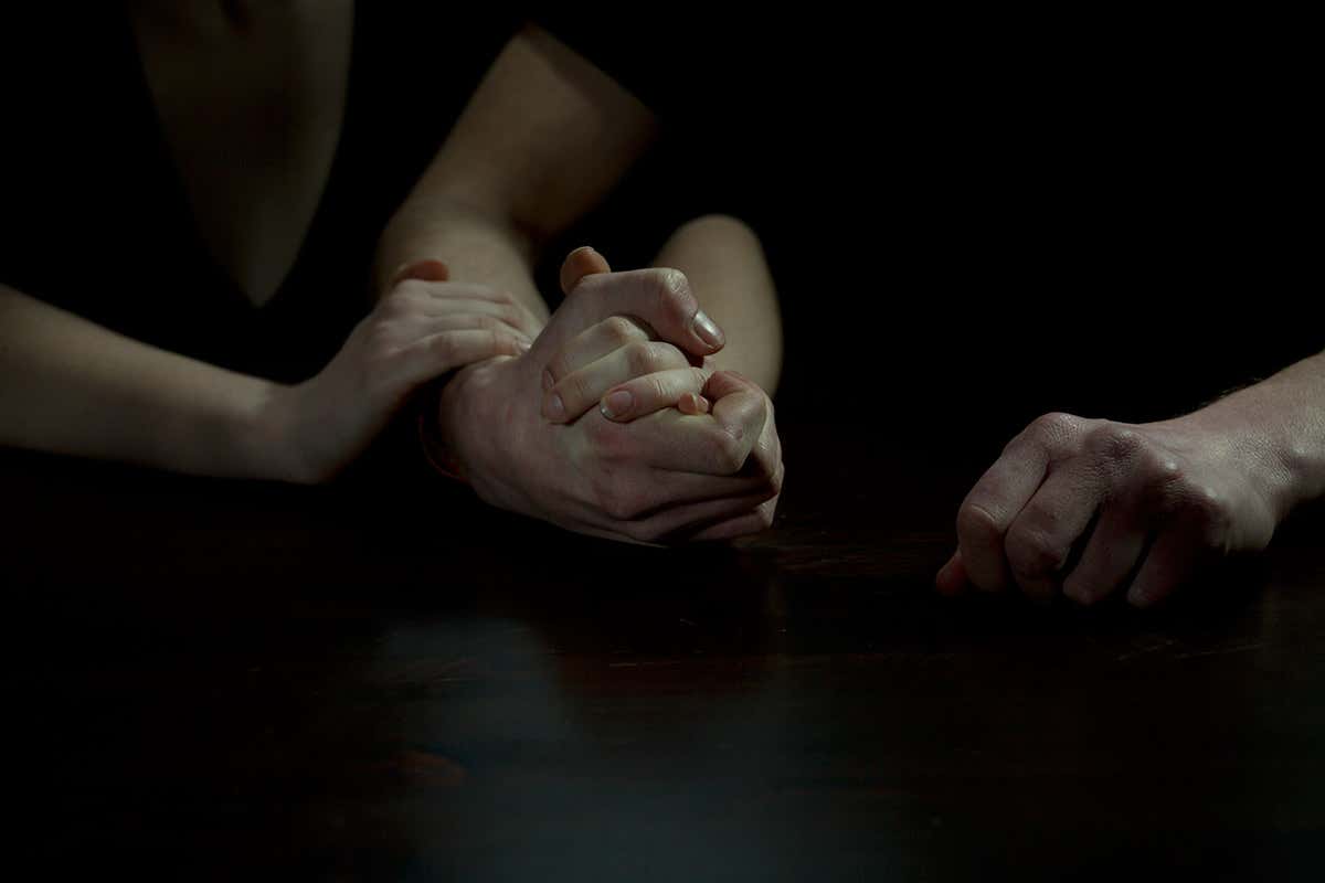 a picture of 2 people holding hands