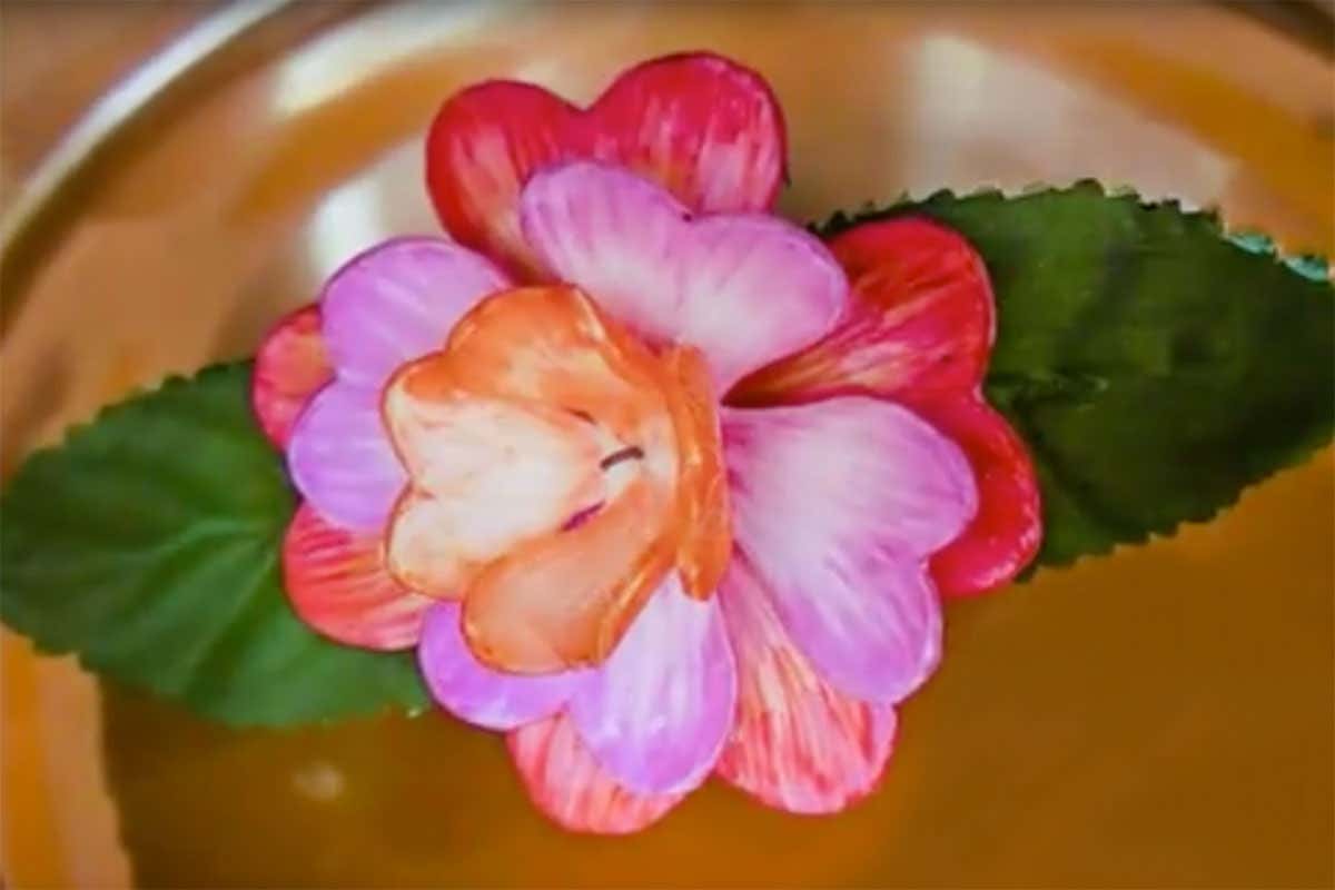 Plastic flower blooms thanks to its own internal molecular clock